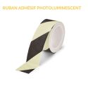 Photo : Ruban adhésif photoluminescent 4 heures de lumière 50 mm - Hachuré