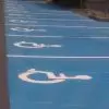 Exemple d'application de la peinture routière solvantée en couleur bleu