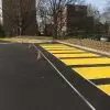 Exemple d'application de la peinture routière solvantée en couleur jaune