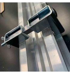 Mâchoire de liaison fixé aux profilés vue de dessous
