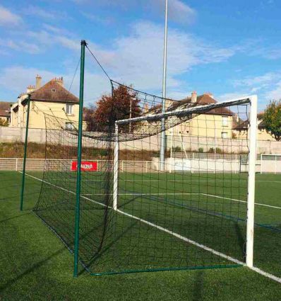 Utilisation mât arrière but de foot