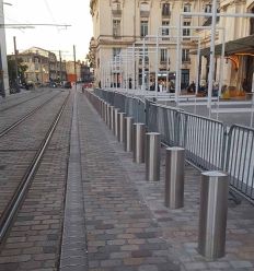 Borne Urbaine en Inox Brossé en situation
