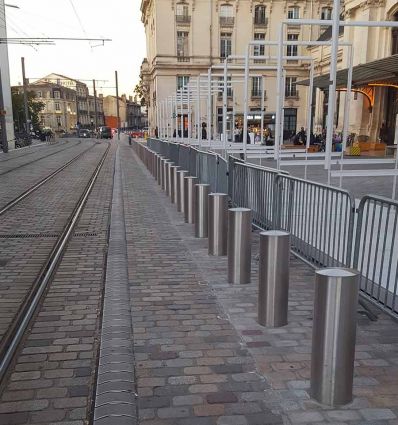 Borne Urbaine en Inox Brossé en situation