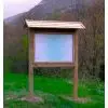 Vitrine extérieure sur panneau en bois avec toit en situation avec toit