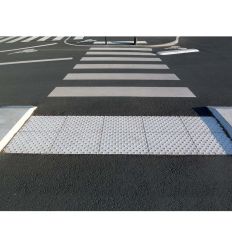 Dalles podotactiles béton posées