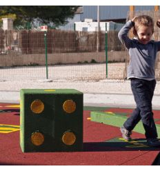 Enfant jouant avec le dé spécial aire de jeux