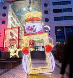 Bonhomme de neige illuminé dans la rue