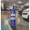 Balise J11 autorelevable bleue dans un parking