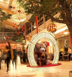 Arche boule de Noël à LED dans galerie marchande