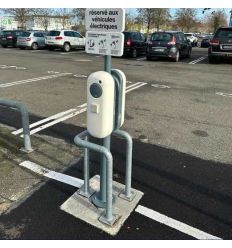 Exemple d'installation d'un massif béton pour borne de recharge voiture électrique sur un parking