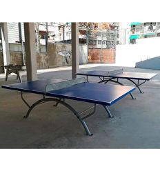 Table de ping pong cour d'école intérieure