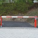 Photo : Barrière Levante Manuelle à vérin standard 1 m - Fixe - Pré-percé pour cadenas - Laquée