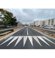 signalisation thermocollé dent de requin sur un ralentisseur
