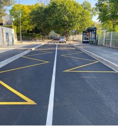 Ligne blanche thermocollé et zig zag jaune pour arrêt de bus