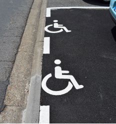 Marquage au sol thermocollé logo handicapé