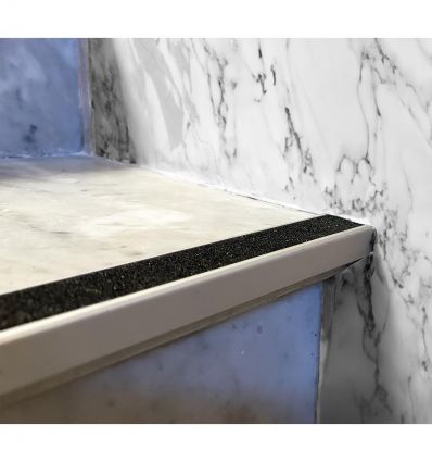 Nez de marche antidérapant de type cornière