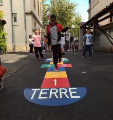 Jeu de la marelle cour de récréation