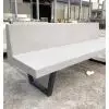 Implantation en extérieur du banc en béton extérieur avec pieds en acier