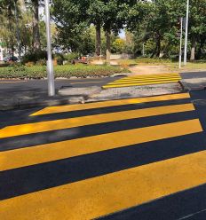 Passage piéton temporaire grâce à la peinture routière solvantée jaune