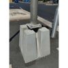 Utilisation d'un massif de candélabre en béton avec un poteau