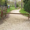 Photo : Barrière pivotante bois simple battant Éco bois - rond - 3 m - Non