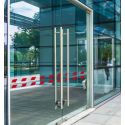 Photo : Lot de 4 bandes de signalisation pour surface vitrée - Rectangles penchés Noir - Aspect de l'adhésif : Mat - H 5 cm x L 1 m