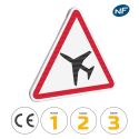 Photo : A23 - Panneau Traversée d'une Aire de Danger Aérien 500 mm (2 rails au dos) - Classe 1 (T1) - Dos brut