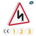 Photo : A1D - Panneau succession de virages dont le premier est à gauche 500 mm (2 rails au dos) - Classe 1 (T1) - Dos brut