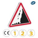 Photo : A19 - Panneau Risque de Chute de Pierres sur la Route 500 mm (2 rails au dos) - Classe 1 (T1) - Dos brut