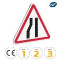 Photo : A3b - Panneau rétrécissement de chaussée par la gauche 500 mm (2 rails au dos) - Classe 1 (T1) - Dos brut