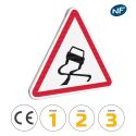 Photo : A4 - Panneau Chaussée particulièrement Glissante 500 mm (2 rails au dos) - Classe 1 (T1) - Dos brut