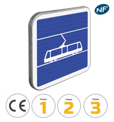 C7 - Panneau d'indication d'arrêt de tramway avec pictogrammes de classes et normes