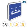 C7 - Panneau d'indication d'arrêt de tramway avec pictogrammes de classes et normes