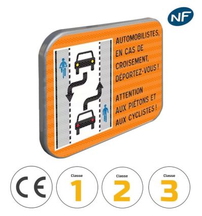 Panneau CVCB - Chaussée à Voie Centrale Banalisée avec pictogrammes de classes et normes