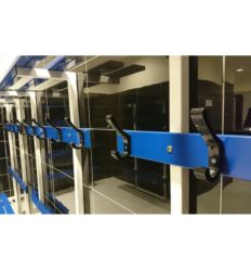 Exemples de lisses porte-manteaux dans un vestiaire