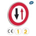 Photo : Panneau Cédez le passage à la circulation venant en sens inverse - B15 450 mm (2 rails au dos) - Classe 1 (T1) - Dos brut