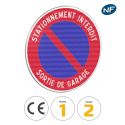 Photo : Panneau stationnement interdit sortie de garage (B6a1 avec texte) 450 mm (2 rails au dos) - Classe 1 (T1) - Dos brut