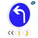Photo : B21c2 - panneau direction obligatoire à la prochaine intersection : à gauche 450 mm (2 rails au dos) - Classe 1 (T1) - Dos brut
