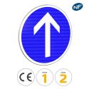 Photo : B21b - Panneau direction obligatoire à la prochaine intersection : tout droit 450 mm (2 rails au dos) - Classe 1 (T1) - Dos brut