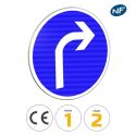 Photo : B21c1 - Panneau direction obligatoire à la prochaine intersection : à droite 450 mm (2 rails au dos) - Classe 1 (T1) - Dos brut
