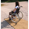 Fauteuil roulant sur tapis d'accès plage en fibre de coco