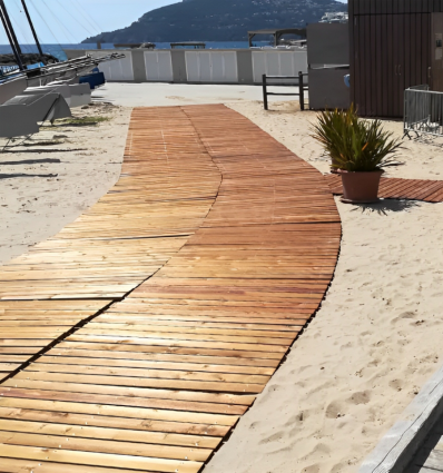 Chemin d'accès plage en bois