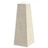 Borne pyamidale anti-stationnement en béton ocre sablé