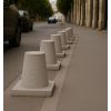 Borne anti-stationnement en béton blanc sablé environnement