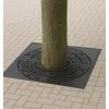 Grille d'arbre en fonte carré PMR mise en situation