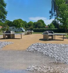 Barbecue urbain 2 à 4 foyers avec mobilier pour camping