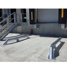 Guide Roues Camion Biseauté en Acier devant Entrepôts Logistique