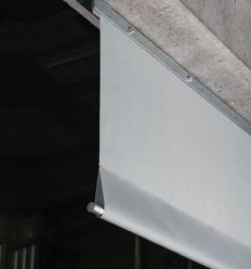 Cornière de fixation pour écran de cantonnement