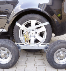 Mise en place du chariot dolly sur voiture