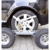 Mise en place du chariot dolly sur voiture